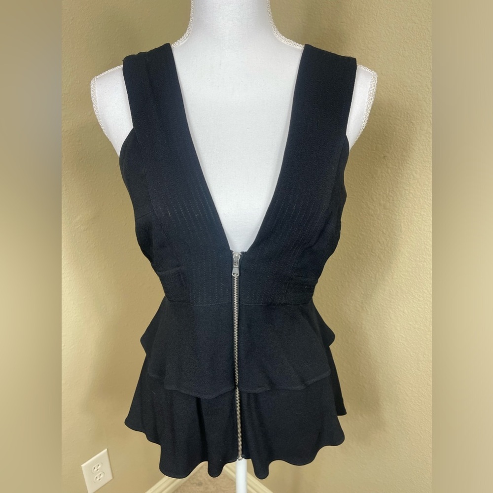 Trouvé size small sleeveless Plunge zippered top - Picture 7 of 8
